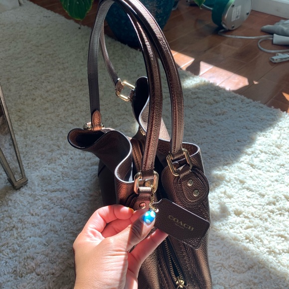 brown coach bag with golden undertones - Picture 2 of 7